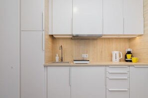 冷蔵庫、コンロ、食器洗い機、コーヒー / ティーメーカー