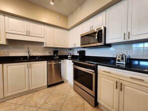 Refrigerador, microondas, horno, lavavajillas