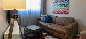 公寓, 2 間臥室, 非吸煙房, 城市景觀 | 起居區 | 43-吋智慧型電視、數位頻道、電視、Netflix