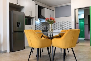 Apartament estàndard, 1 dormitori, no fumadors, cuina | Cuina privada | Frigorífic gran, microones, forn i placa de cuina 