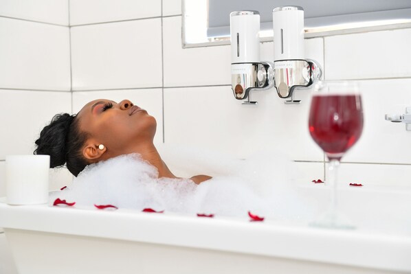 Executive Apartment, 3 Bedrooms, Non Smoking, City View | Bathroom | Hair dryer, towels, soap, shampoo - Next To Apartment Hotel (Pretoria)