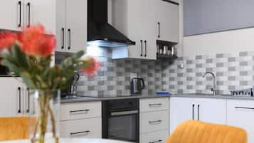 Standard Apartment, 1 Bedroom, Non Smoking, Kitchen | Private kitchen | Full-sized fridge, microwave, oven, stovetop