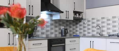 Apartamento standard, 1 quarto, para não fumantes, cozinha | Cozinha privada | Geladeira grande, micro-ondas, fogão, cooktop