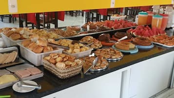 Café da manhã com buffet grátis todos os dias