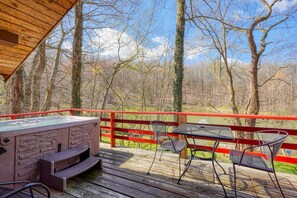 Outdoor dining - Wyandot Woods - Squirrels Nest (Laurelville)