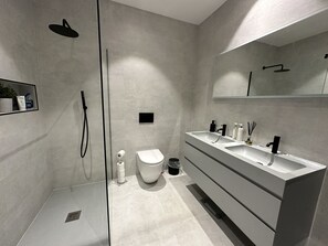 Shower, hair dryer, towels, soap - Ace Flat in Wimbledon Village (10 minutes from Wimbledon Tennis!) (London)