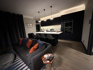 Smart TV, fireplace - Ace Flat in Wimbledon Village (10 minutes from Wimbledon Tennis!) (London)