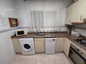 Køleskab, mikrobølgeovn, ovn, opvaskemaskine