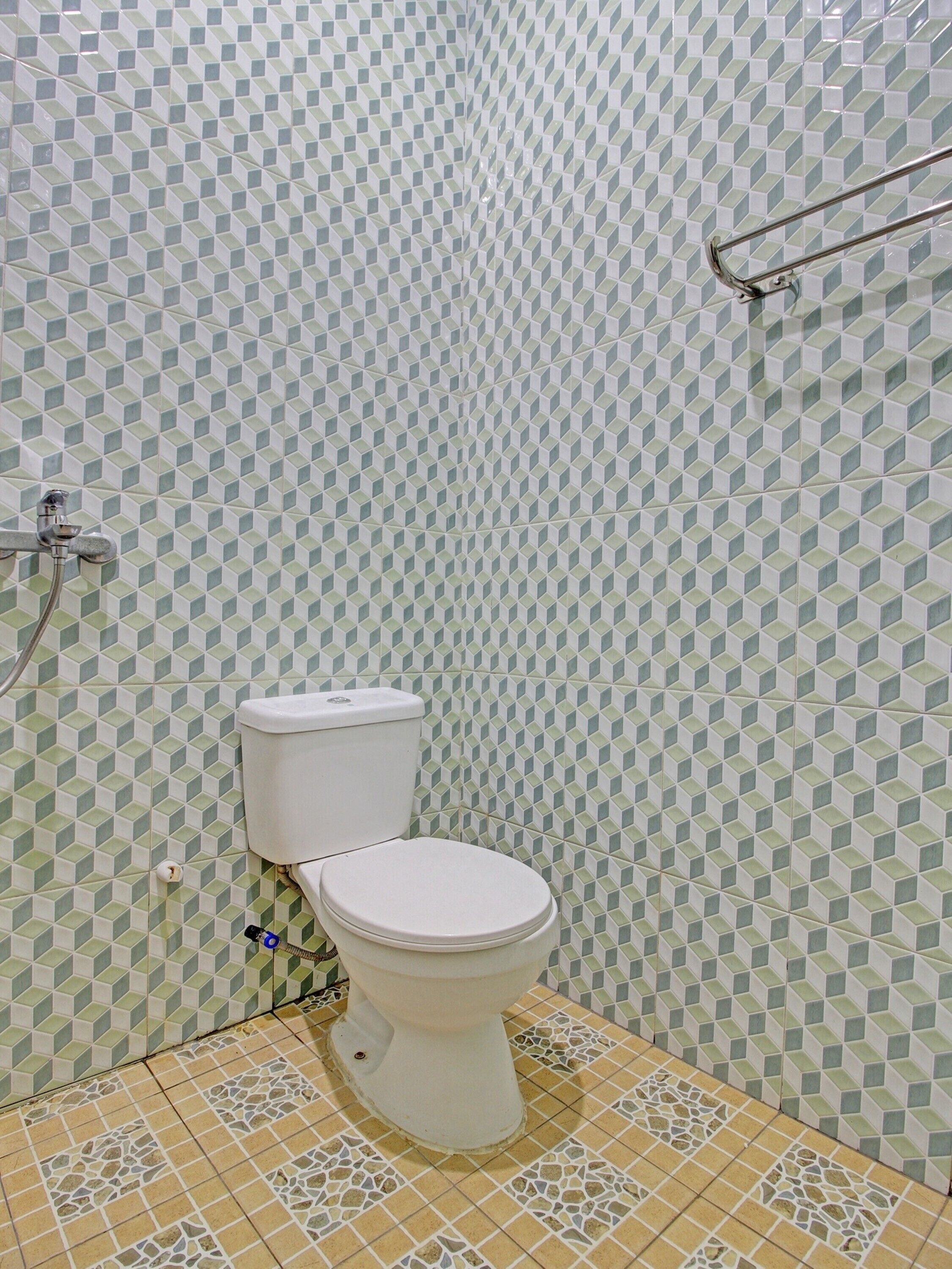 Phòng đôi hoặc 2 giường đơn Deluxe | Phòng tắm | Buồng tắm vòi sen, vòi sen phun mưa, khăn tắm, giấy vệ sinh 