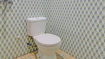 Phòng đôi hoặc 2 giường đơn Deluxe | Phòng tắm | Buồng tắm vòi sen, vòi sen phun mưa, khăn tắm, giấy vệ sinh