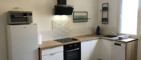 Réfrigérateur, micro-ondes, four, plaque de cuisson