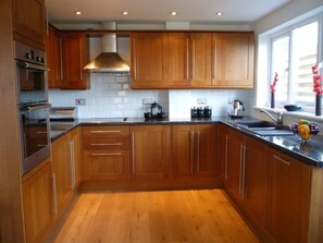 Private kitchen - Swn y Don. (HAVERFORDWEST)