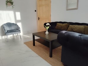 Smart TV, books - Surbiton Home-Free parking Surbiton Kingston upon Thames Surrey Greater LondonUK (Surbiton)