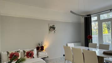 3 makuuhuonetta, työpöytä, silitysrauta/-lauta, ilmainen Wi-Fi