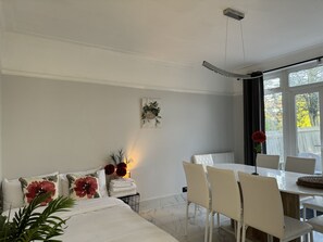 3 makuuhuonetta, työpöytä, silitysrauta/-lauta, ilmainen Wi-Fi