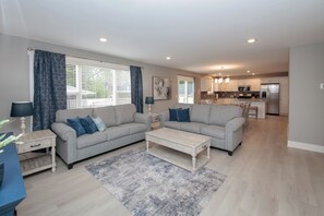 テレビ、卓球台