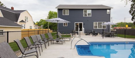 Alberca al aire libre y alberca climatizada