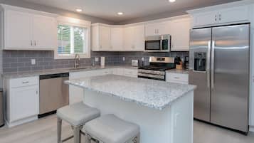 Geladeira, micro-ondas, fogão, cooktop