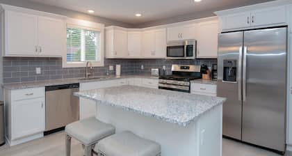 Beautiful new home, private heated pool, close to beach