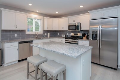 Beautiful new home, private heated pool, close to beach