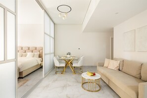 160-cm Smart TV with cable channels, TV, Netflix - Academia Land JBR (Dubai)