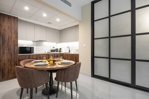 160-cm Smart TV with cable channels, TV, Netflix - Academia Land JBR (Dubai)