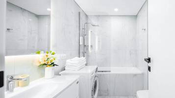 Douche à « effet pluie », sÚche-cheveux, peignoirs, chaussons