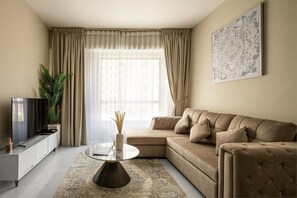 160-cm Smart TV with cable channels, TV, Netflix - Academia Land JBR (Dubai)