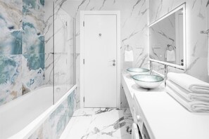 Rainfall showerhead, hair dryer, bathrobes, slippers - Academia Land JBR (Dubai)