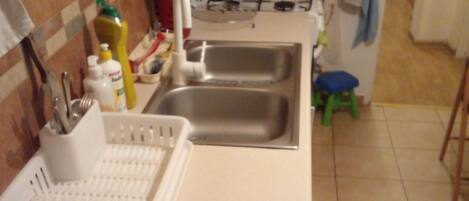 Kylskåp, mikrovågsugn, ugn och vattenkokare