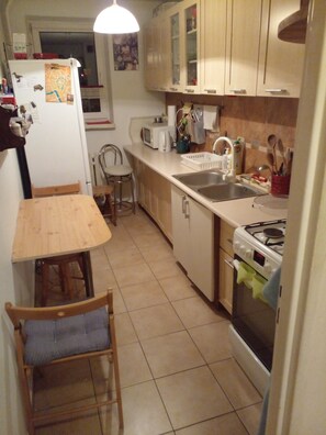 Kühlschrank, Mikrowelle, Ofen, Wasserkocher