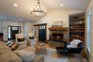 Smart TV, caminetto, libri, studio