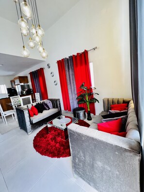 Smart-TV, Bücher, Stereoanlage