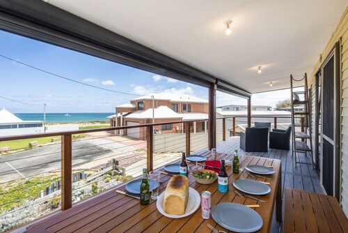 Lano Beach House - Unwind at Lano Beach House