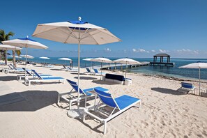 Am Strand, Liegestühle, Strandtücher