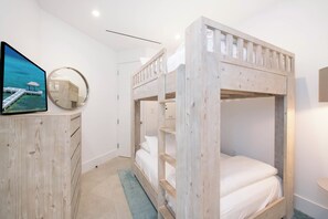 2 Schlafzimmer, Schreibtisch, Bügeleisen/Bügelbrett, Reisekinderbett