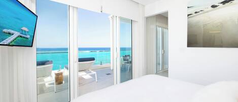 2 habitaciones, escritorio y tabla de planchar con plancha