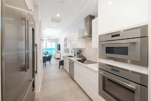 Frigorífico, microondas, horno y placa de cocina