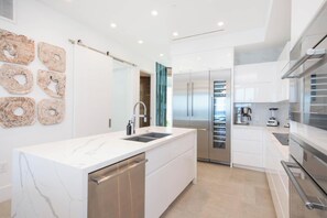 冷蔵庫、電子レンジ、オーブン、コンロ