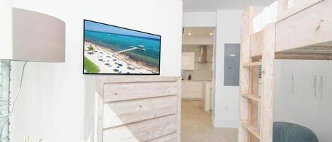 2 slaapkamers, een bureau, een strijkplank/strijkijzer, reisbedje