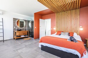 6 chambres, fer et planche à repasser, lit de bébé portatif