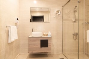 Shower, rainfall showerhead, free toiletries, hair dryer