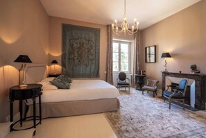 6 bedrooms, iron/ironing board, WiFi