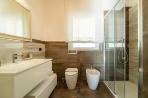 Een douche, een haardroger, handdoeken