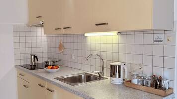 Réfrigérateur, plaque de cuisson, lave-vaisselle, cafetiÚre/bouilloire