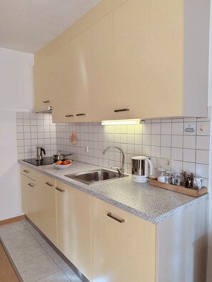 Kühlschrank, Herdplatte, Geschirrspüler