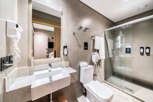 Ducha, artículos de higiene personal gratuitos y secador de pelo