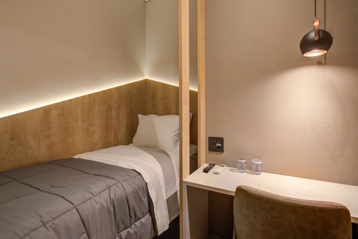 Estudio, 1 cama individual, baño compartido | Escritorio, wifi gratis, ropa de cama
