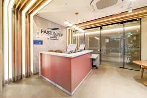 Reception - Fast Sleep Suites by Slaviero Hotéis dentro do Aeroporto Guarulhos Terminal 2, desembarque Oeste (Guarulhos)