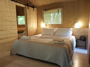 6 bedrooms, iron/ironing board, free WiFi, bed sheets